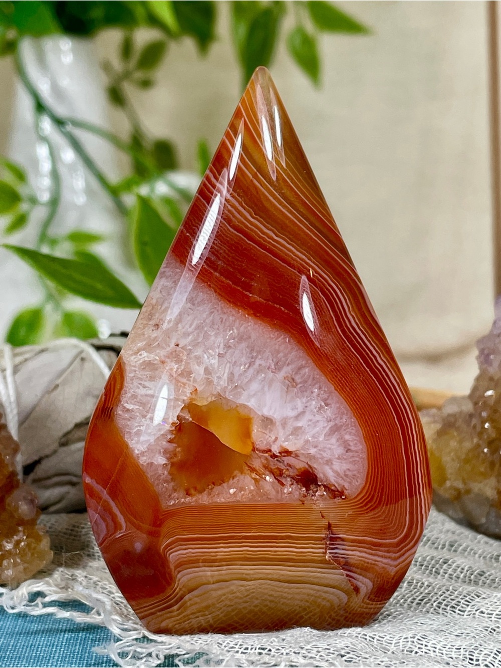 !!! NEW !!! 1442 Red Banded Sardonyx Crystal Tear Drop Carving
